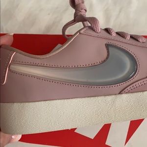 nike women's shoes gray and pink